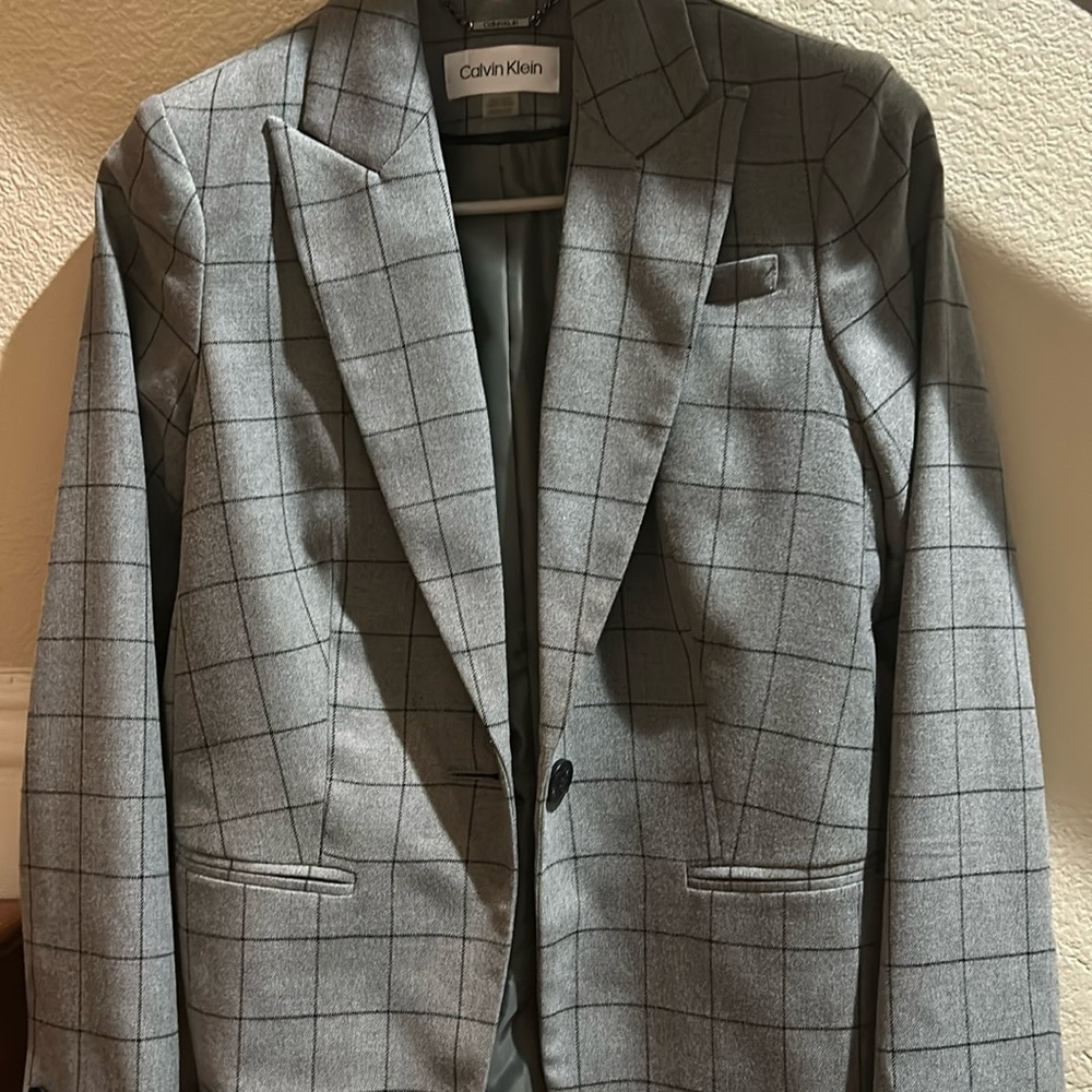 Calvin Klein petites suits size 2 doesn’t fit me .Im selling it